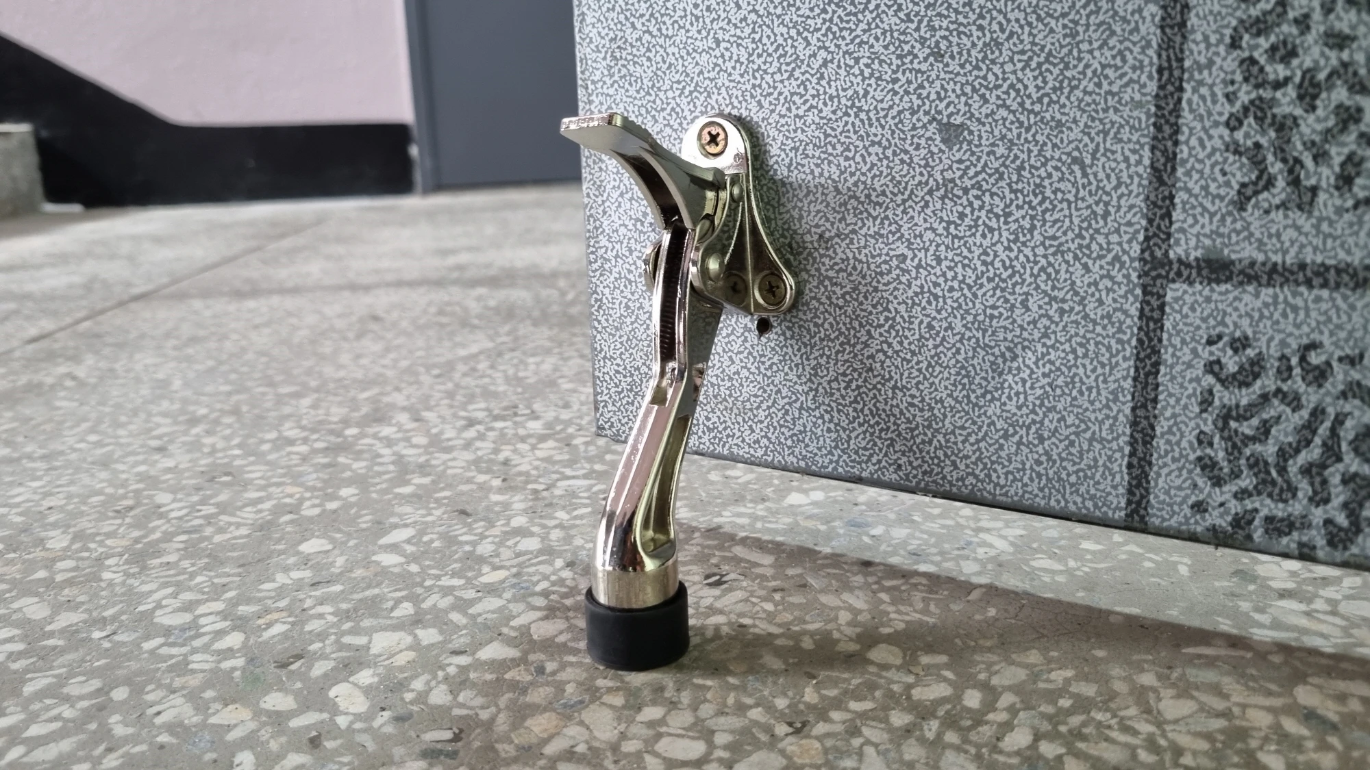 현관문 스토퍼 설치 완료 모습