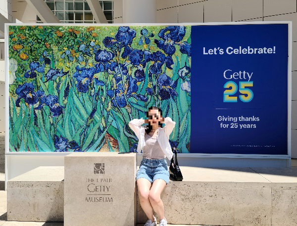 게티 센터 건물로 들어가기 전에 보이는 전시 포스터. 유명한 화가의 작품이 왼쪽에 있고, 오른쪽으로는 게티 센터가 25주년을 맞았다고 설명되어 있다. 나는 그 앞에 있는 포토존에 앉아서 사진을 찍었다.