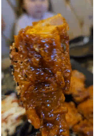 윤기가 흐르는 매콤달콤한 비주얼의 통닭연구소 양념치킨