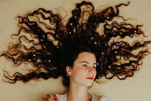 끝이 갈라지는 것을 예방하고 치료하는 방법: 필수적인 조언