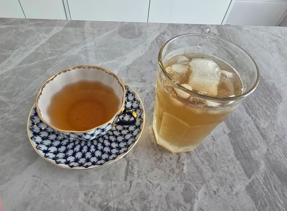 같은 찻잎, 두 가지 온도. 왼쪽은 따뜻하게, 오른쪽은 아이스로 즐겼다.