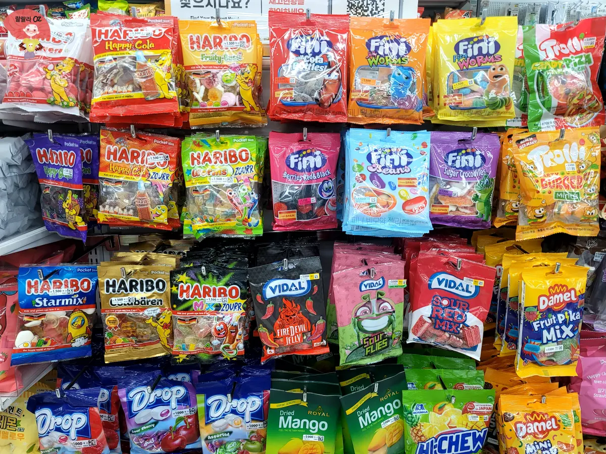 다이소-세계-유명브랜드의-젤리들이-진열된-모습-하리보-피니-등