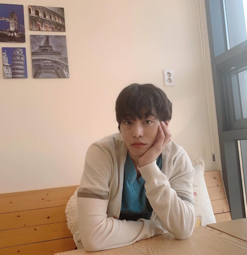 얼굴을손에기대고있는-남성의모습