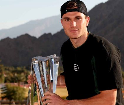 잭 드레이퍼가 우승 트로피를 들고있는 사진