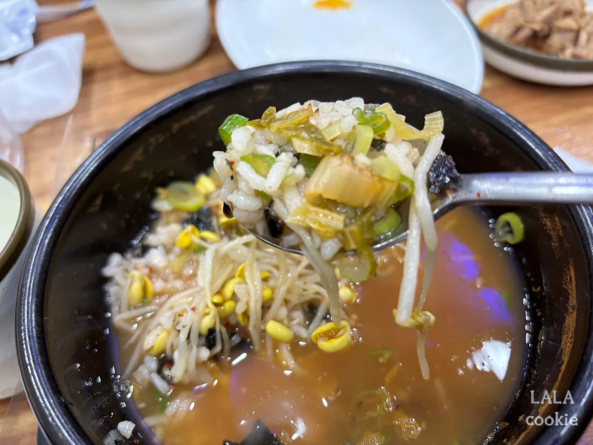 창원-마산회원구-콩남울교실-콩나물국밥-숟가락으로-뜬-국밥