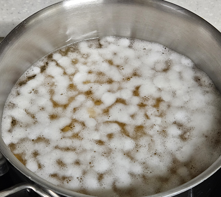 물이 끓어오르면 거품이 생기고 있는 모습.