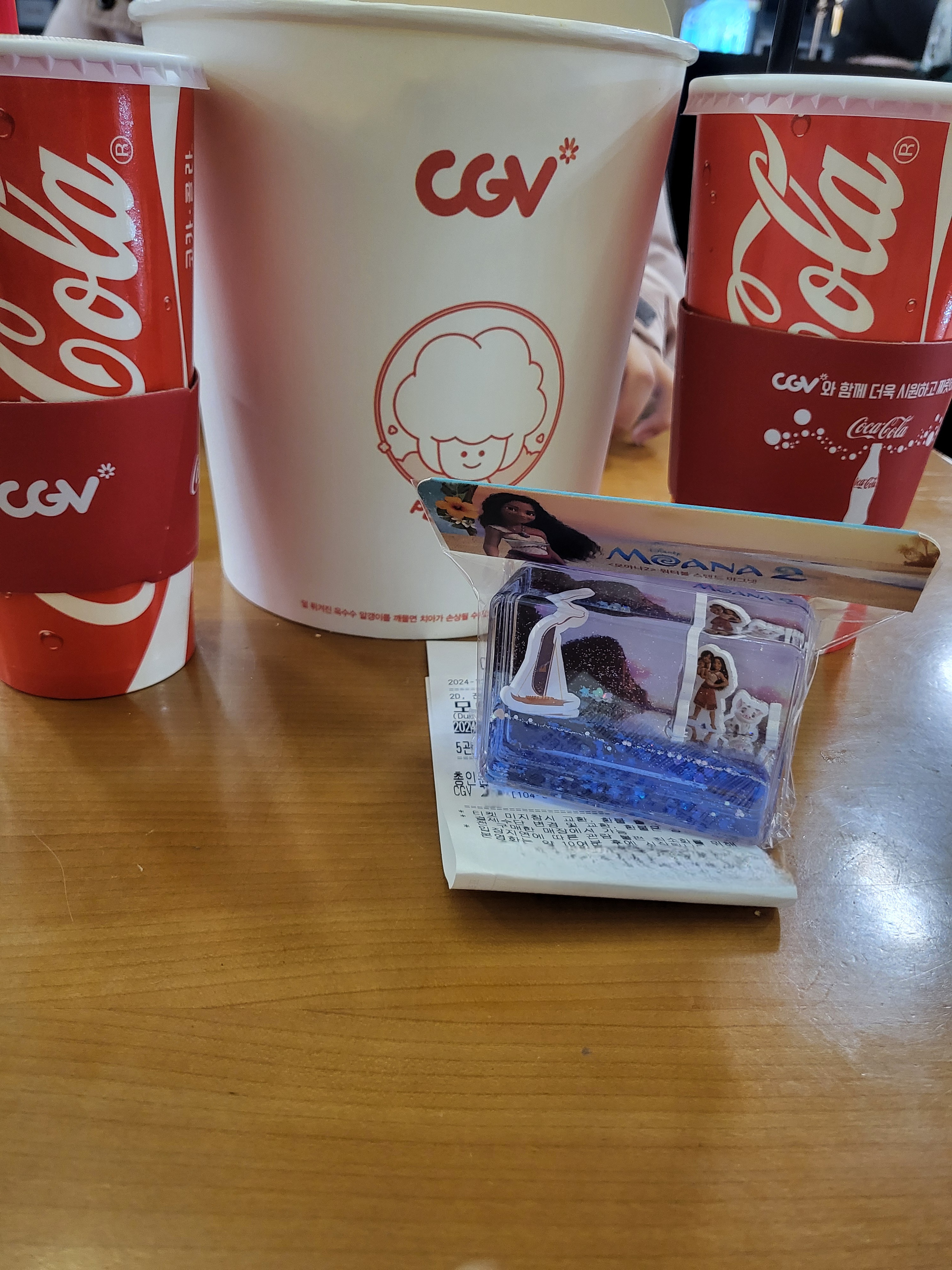 이 사진은 CGV 영화관에서 모아나2를 보기 위해 방문하고, 팝콘과 둥둥마그넷을 구매하고서 찍은 사진입니다.