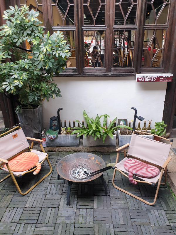 중정에 의자 두 개와 화로가 있다.