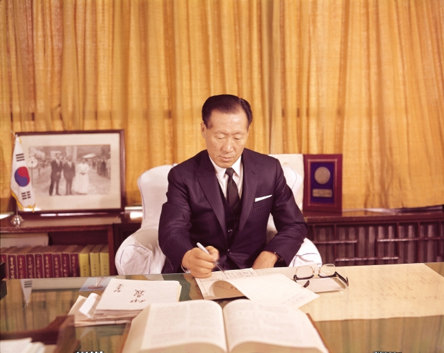 2001년 3월21일 정주영 회장이 눈을 감았다.