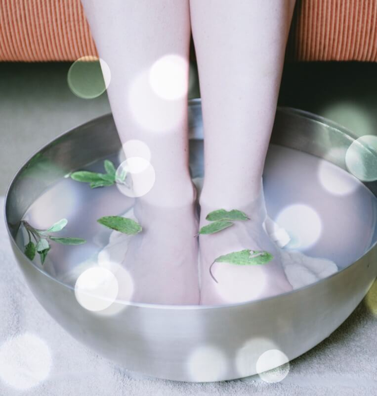 물을받고-족욕하는-모습