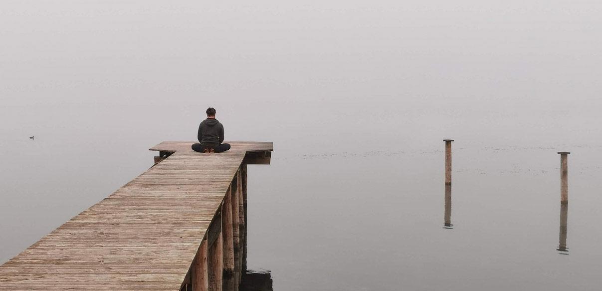 바다에서 명상 중인 사람