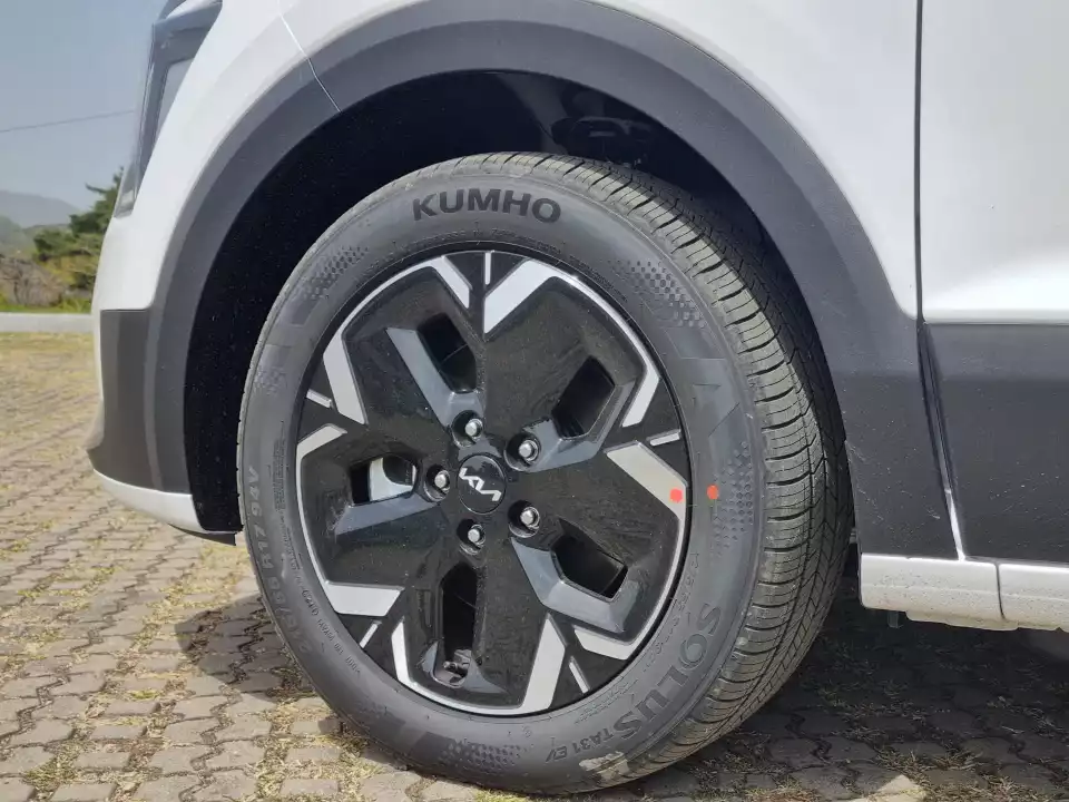 니로 EV에 꽂혀 있던 17인치 바퀴입니다.