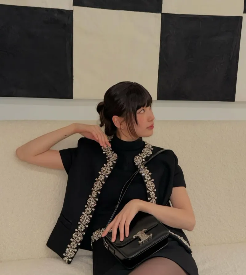 수지셀린느, 수지공항패션, 수지귀국패션, 수지패션, 수지트리옹프백, 셀린느트리옹프, 셀린느가방추천, 셀린느공항룩, 셀린느코디, 셀린느앰버서더, 뷔셀린느, 박보검셀린느, 셀린느25ss, 파리패션위크2025, 수지패션분석, 수지셀린느룩, 수지착장정보, 셀럽공항패션, 셀럽명품가방, 여자공항패션, 명품패션, 명품가방추천, 프렌치시크룩, 꾸안꾸공항패션