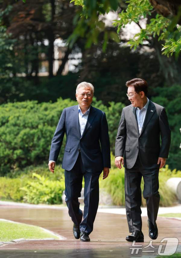 李&middot;文 가짜뉴스: 이재명 대통령 문재인 전 대통령 상춘재 회동 "멸칭 가짜뉴스 근절" 민주진영 단합과 외연 확장 전략 분석