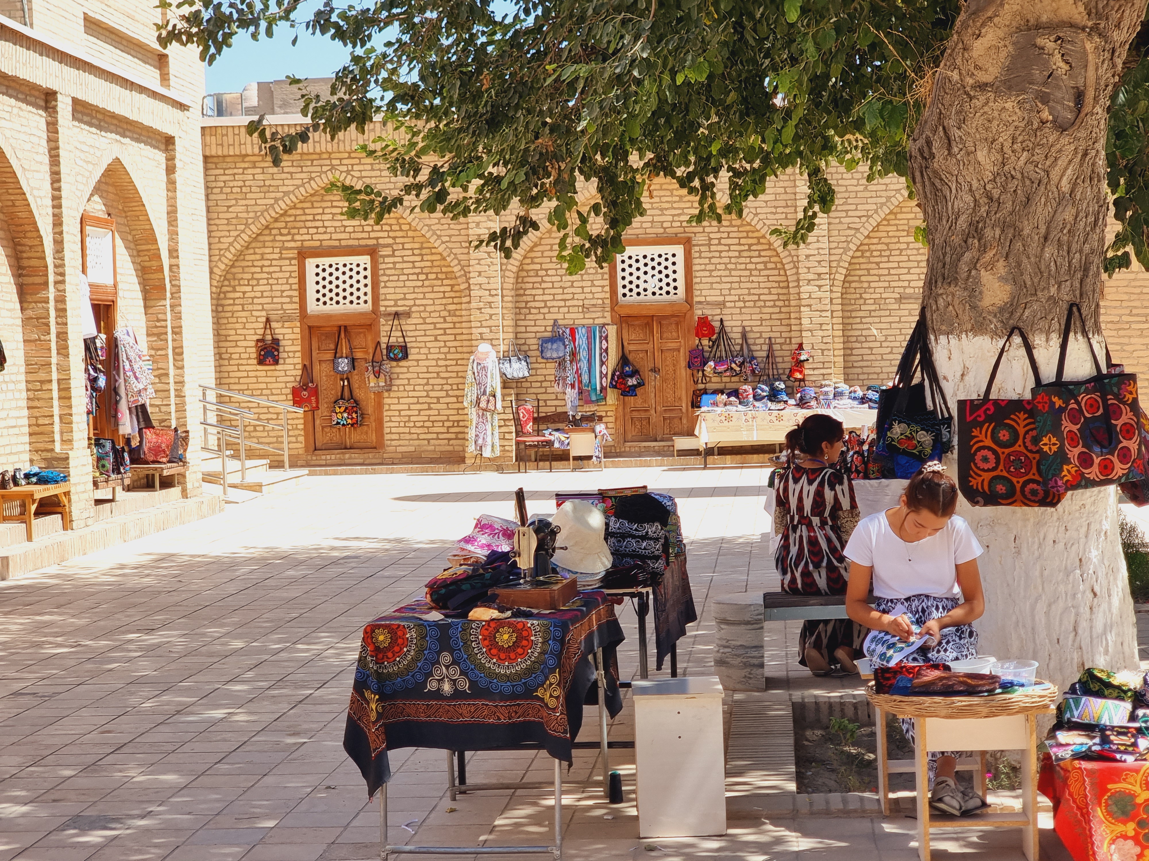 입구쪽 잡화를 파는 상인들의 모습