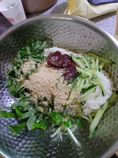 깻잎을 넣은 비빔국수