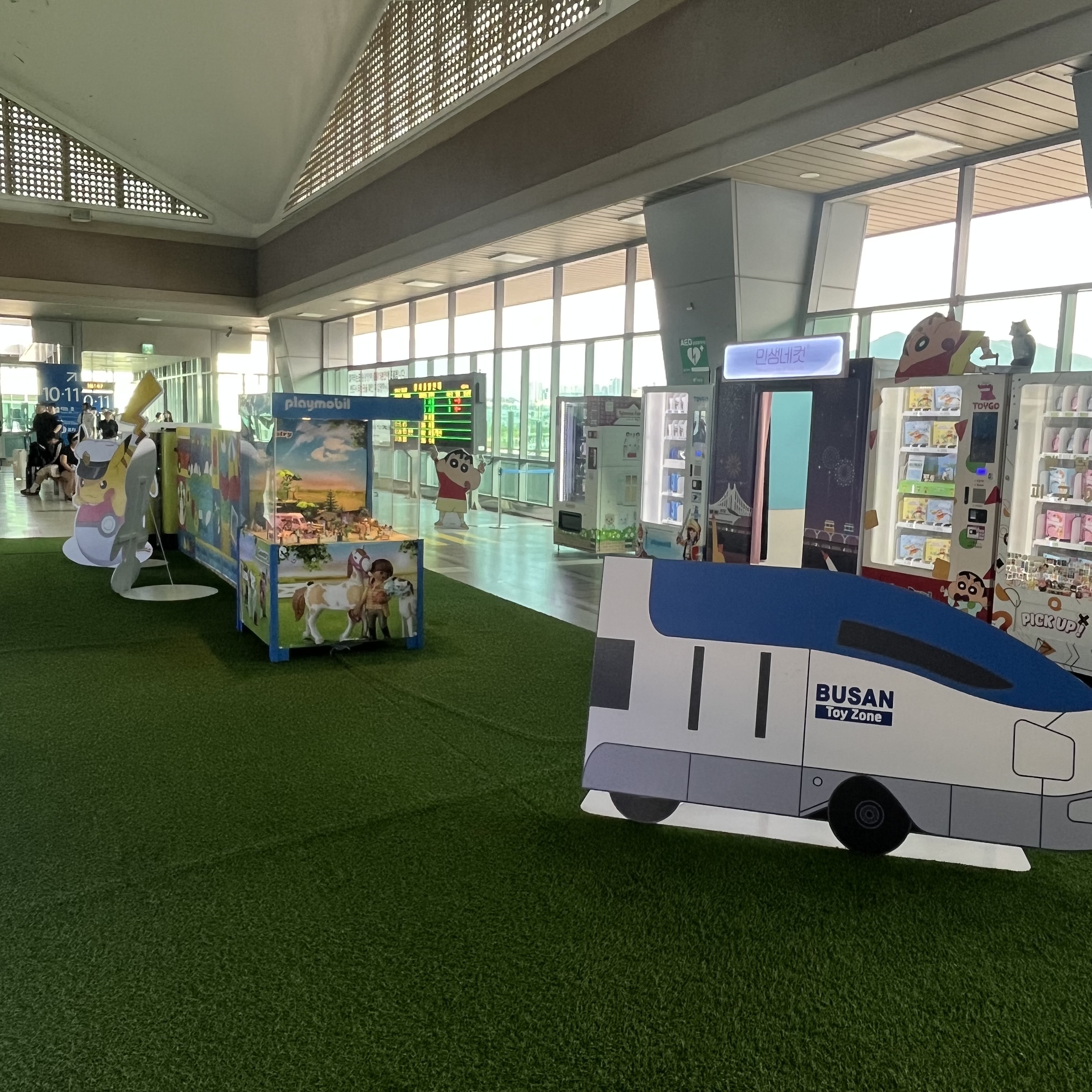 토이팝업에 있는 가챠 기계와 전시물들