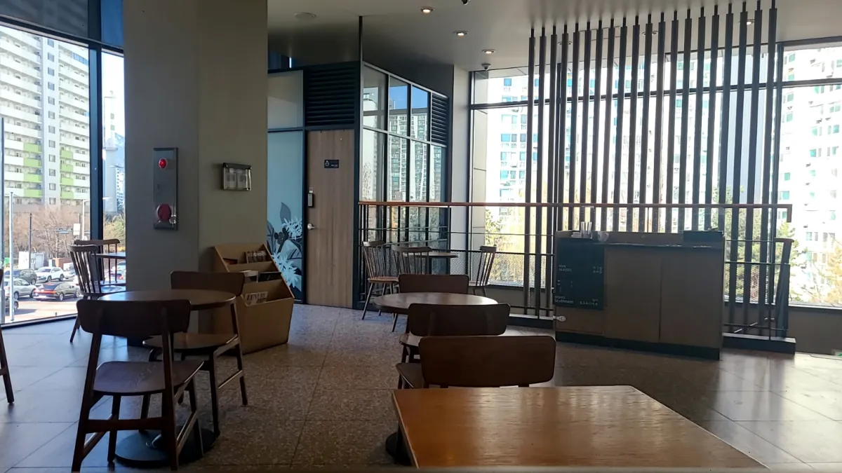 스타벅스매장-테이블좌석-음료컵을-올려놓는선반-햇살가득-창문