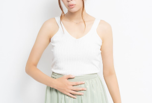 배를 만지는 여성