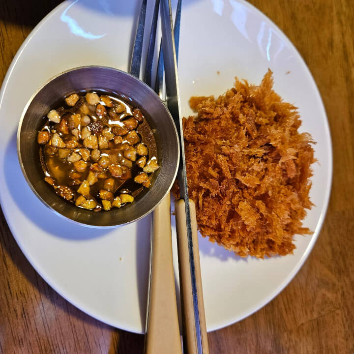 흰-쟁반에-피쉬소스있고-오른쪽엔-텃만꿍-태국식-새우튀김이-있다