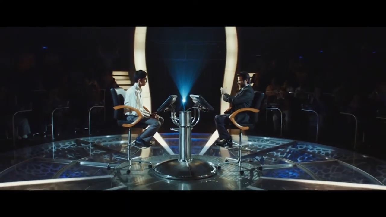 퀴즈쇼에 긴장하며 앉아있는 자말의 사진