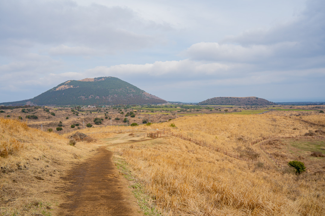 다랑쉬 오름과 아끈다랑쉬 오름