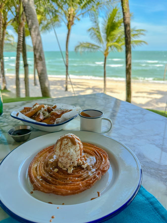 JW 메리어트 푸꾸옥 레스토랑 레드럼 메뉴 중 츄러스와 고구마 튀김