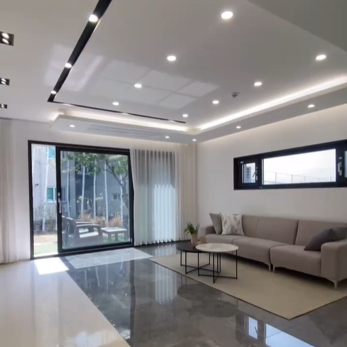 거실에서 정원도 보이고, 넓어서 가족들과 담소 나누기도 좋은 거실이다.