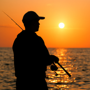 일상적인 레저 활동처럼 보이지만 실제로는 무분별한 낚시로 인한 남획 문제를 암시하는 이미지