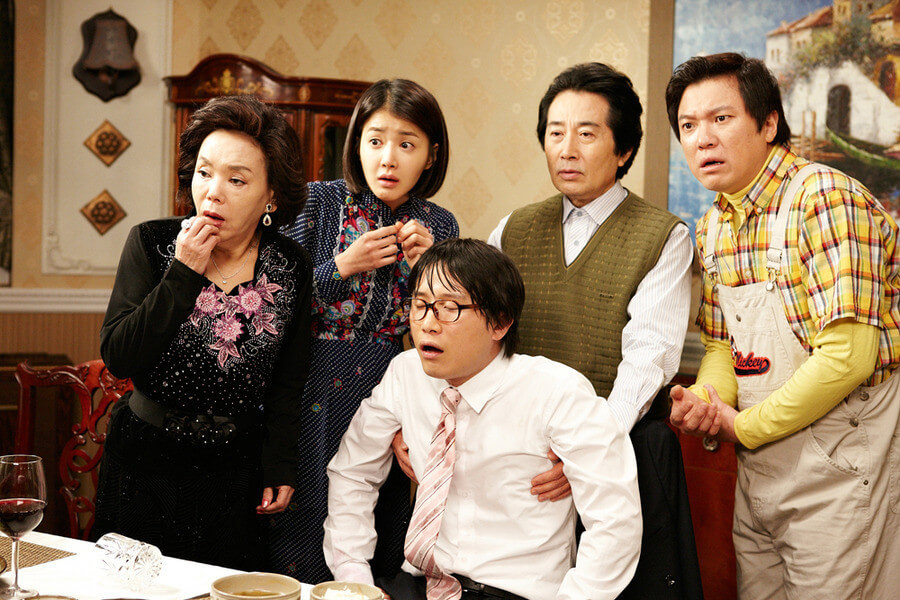 물벼락 맞은 듯한 아들과 누군가를 놀란 눈으로 바라보는 가족들