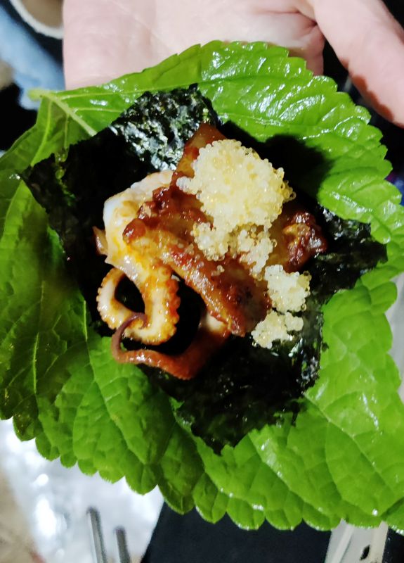 깻잎 위로 구운 생김 삼겹살 주꾸미 날치알을 올려 싸먹는주꾸미 맛있는 조합