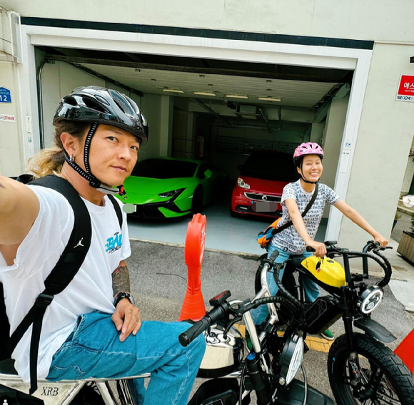 안무가 팝핀현준이 27일 인스타그램을 통해 최근 자신의 불륜&middot;이혼설 가짜뉴스를 유포한 유튜버에게 법적 대응을 시작했다고 밝혔다. 사진은 팝핀현준 인스타그램에 있는 팝핀현준&middot;박애리 부부 사진. [사진=팝핀현준 인스타그램]