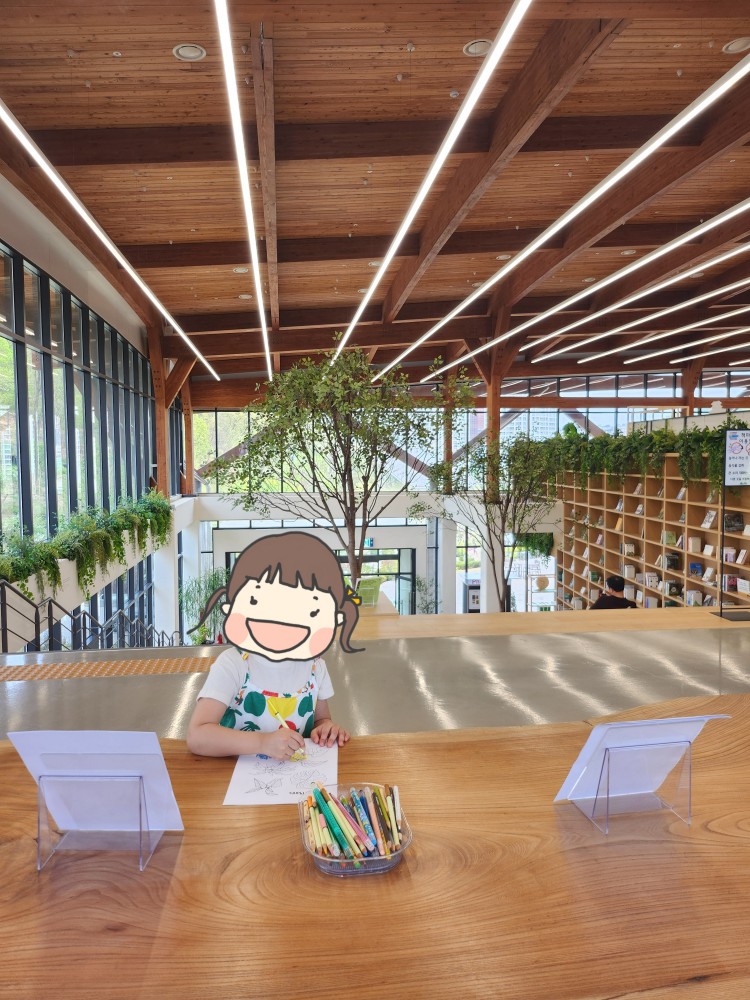 색칠 놀이를 하는 아이