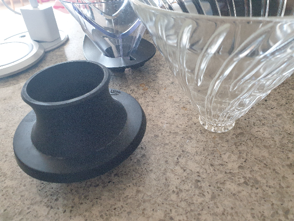 테이블 위 올려진 분리된 하리오 스위치. 고무 부분이 구슬이 들어가 있는 본체다.