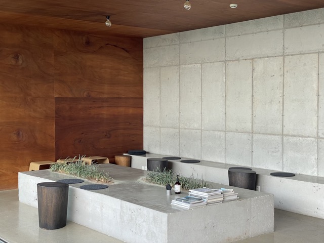 지평집과-지평집-카페에서는-자연의-소리-이외에는-아무런-소음도-없었습니다