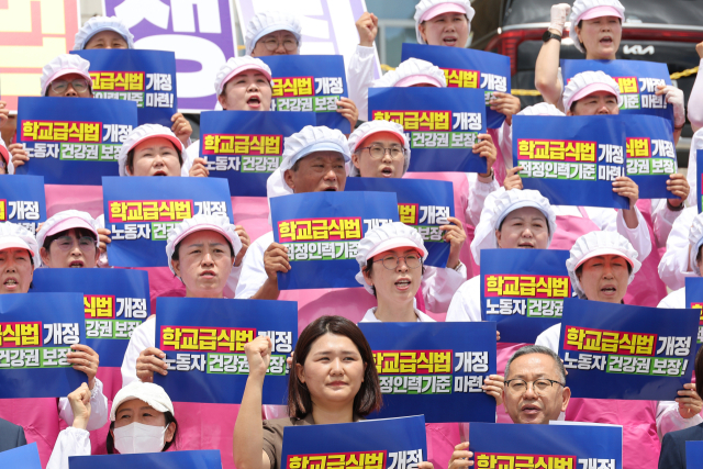 서울 여의도 국회 본청 앞 계단에서 열린 학교급식법 개정안 발의 기자회견에서 참가자들이 구호를 외치는 모습