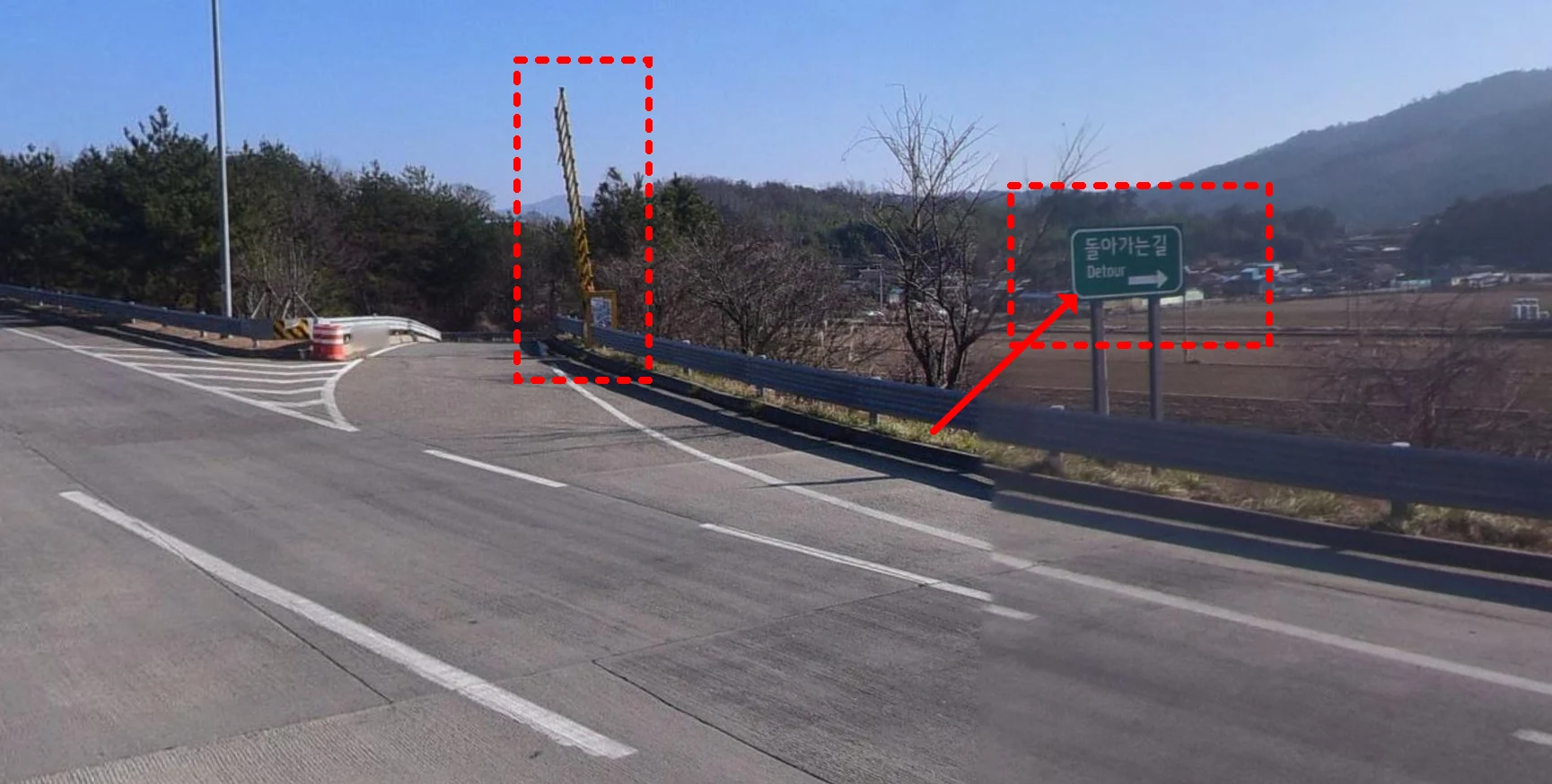 잘못 진입시 고속도로에 설치된 돌아가는 길과 차단기를 이용해서 무료 회차