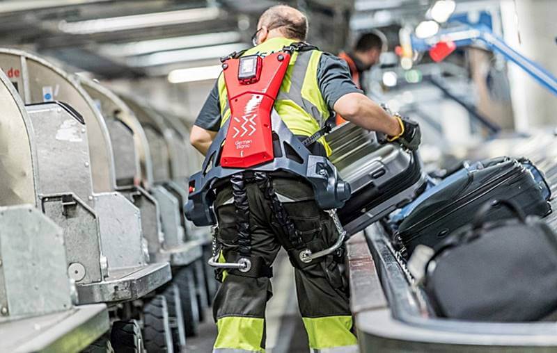 외골격-파워-슈트를-착용하고-하역-작업을-하는-모습