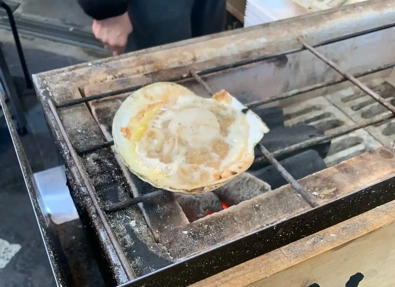 갓 구운 것, 갓 껍질을 벗긴 것을 제공하는 정감 넘치는 명물 가게