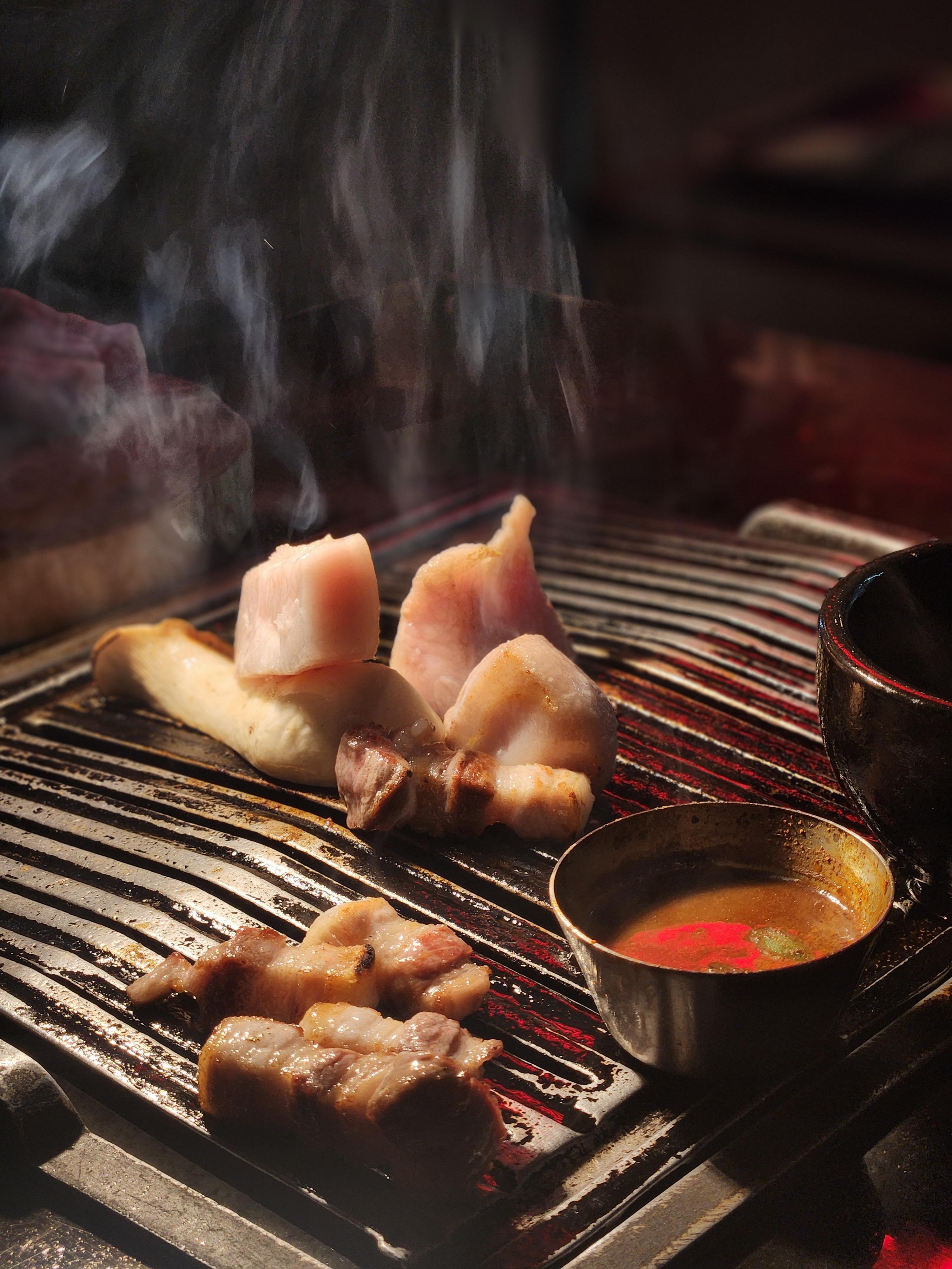 숯불에 구워지는 고기