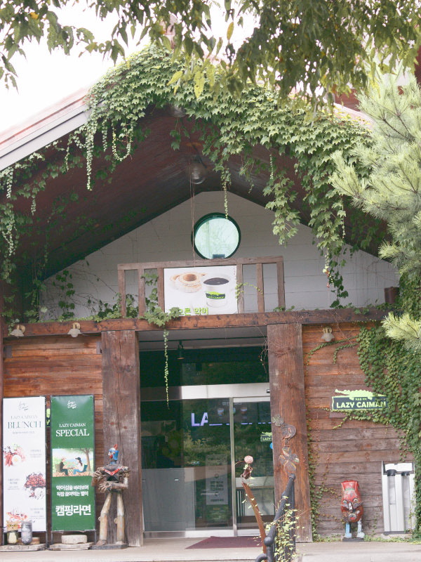 삼각 지붕과 목재로 마감된 카페 입구