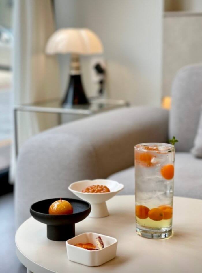 개성주악과 약과가 놓여진 카페 안 테이블