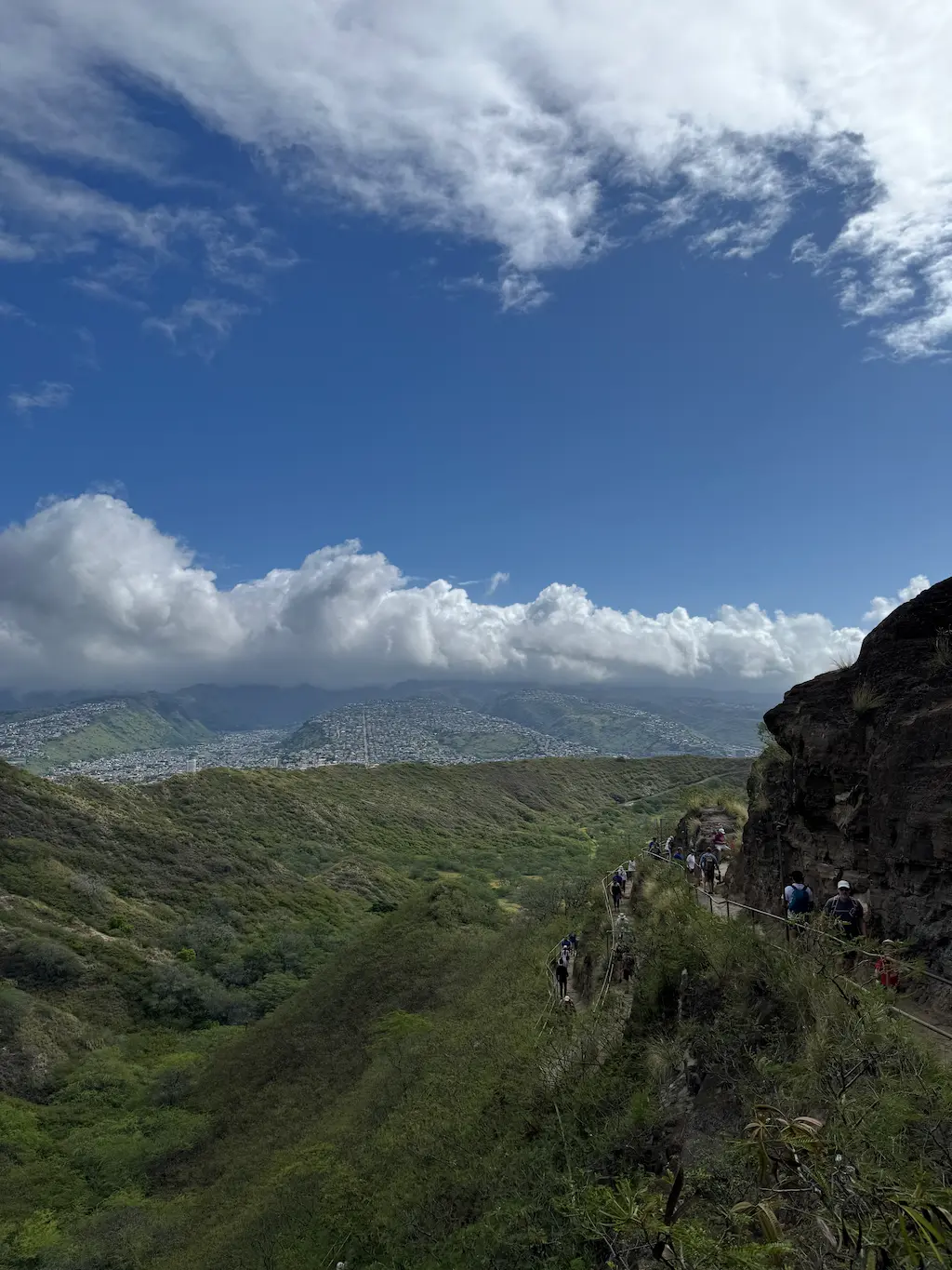 다이아몬드 헤드 위에서 바라본 등산하는 사람들모습