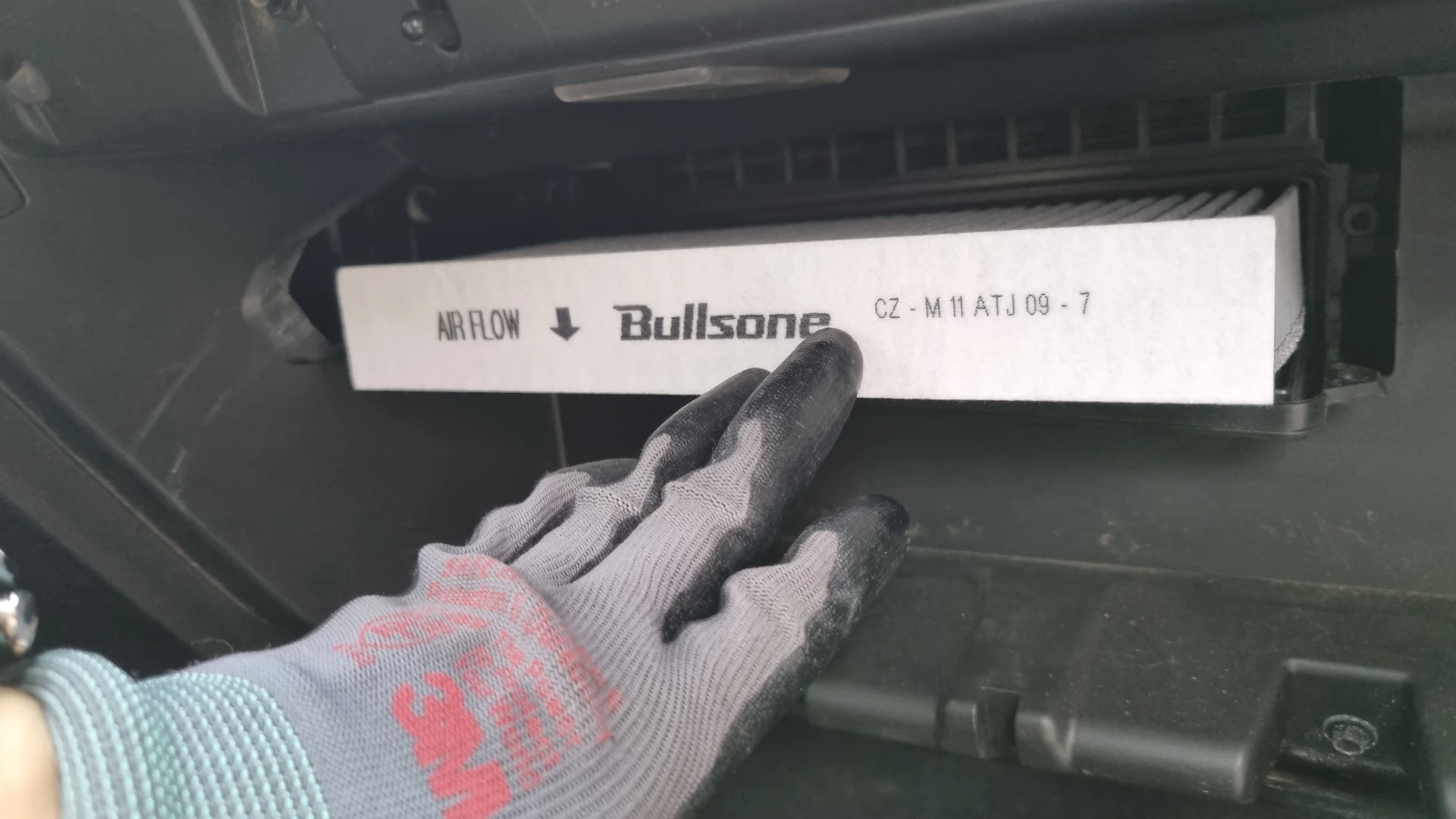 올란도 에어컨 필터 끼우는 모습