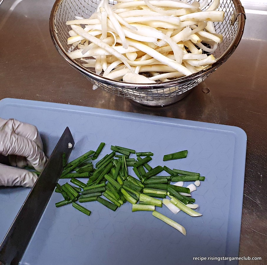 도라지나물에 들어갈 쪽파 두 쪽을 2cm 간격으로 자르는 사진