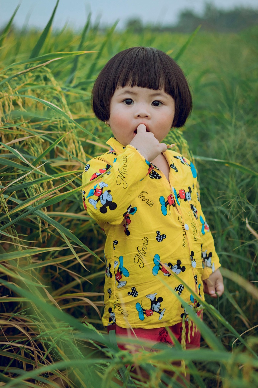 서있는 아기