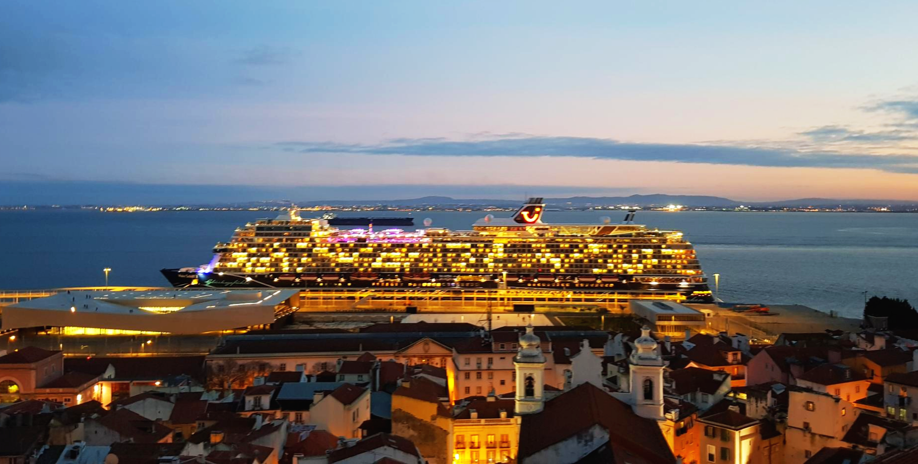 포르투갈 리스본 불이 켜진 크루즈