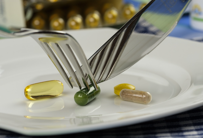 영양제를 포크와 나이프로 썰고있는 사진