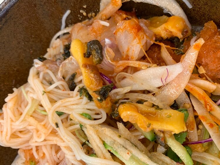 광어회 멍게 및 야채들