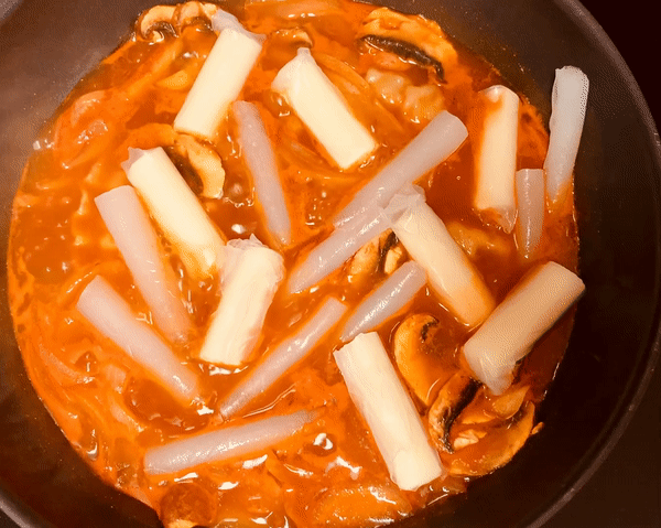 끓는-빨간-국물에-투명한-떢볶이가-담긴-모습